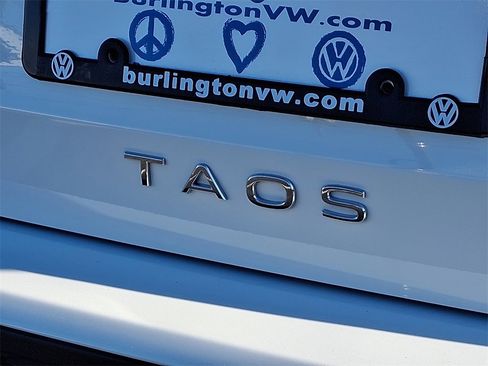 Certified 2025 Volkswagen Taos SE w/ Panoramic Sunroof Package image 32