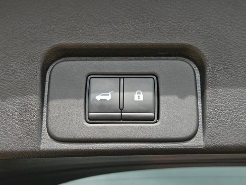 Used 2025 Nissan Rogue SV FWD image 9