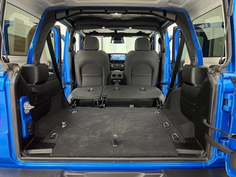Used 2025 Jeep Wrangler Unlimited Sahara AWD/4WD image 34