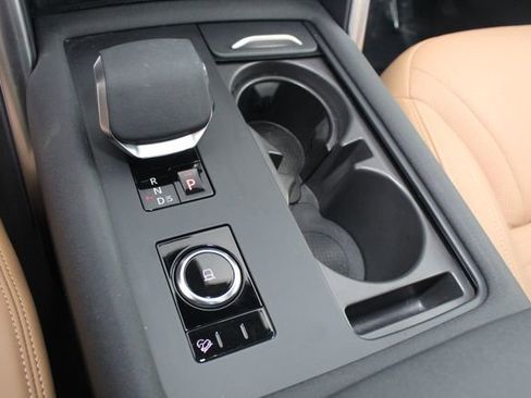 Used 2025 Land Rover Discovery Dynamic SE image 16