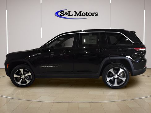 New 2026 Jeep Grand Cherokee Limited w/ Luxury Tech Group II AWD/4WD image 2