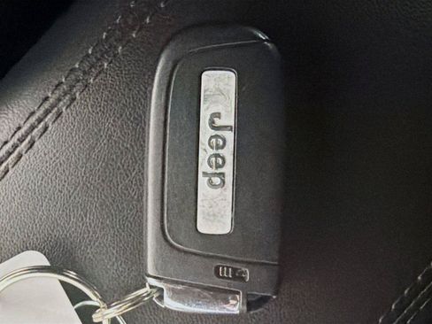 Used 2025 Jeep Compass Trailhawk AWD/4WD image 4