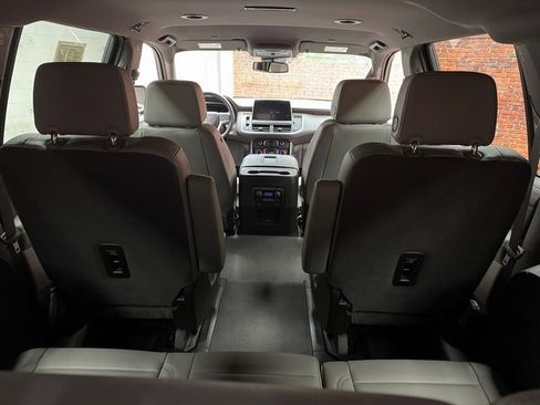 Used 2024 Chevrolet Suburban Z71 w/ Luxury Package image 31