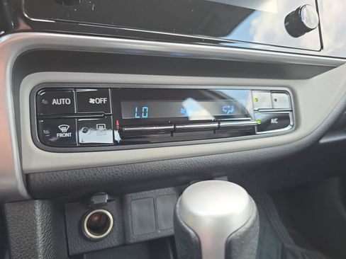 Used 2018 Toyota Corolla LE FWD image 23