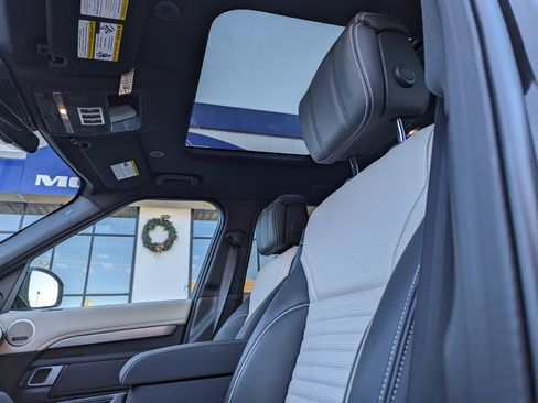 Used 2024 Land Rover Discovery Dynamic SE image 12