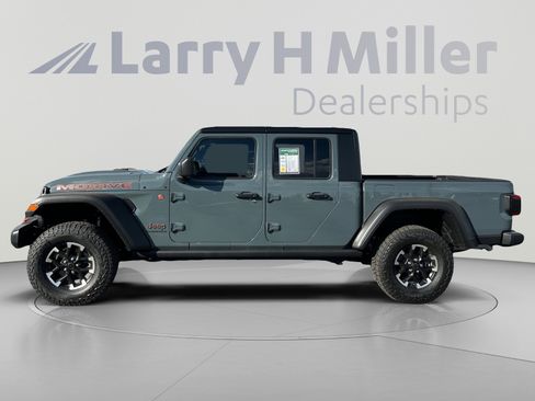 Used 2025 Jeep Gladiator Mojave w/ Convenience Group AWD/4WD image 2