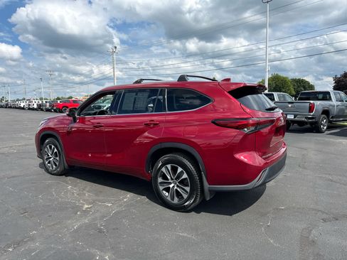 Used 2021 Toyota Highlander XLE AWD/4WD image 3