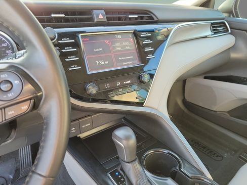 Used 2018 Toyota Camry SE w/ Convenience Package FWD image 22