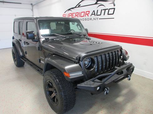 Used 2018 Jeep Wrangler Unlimited Sahara w/ LED Lighting Group AWD/4WD image 12