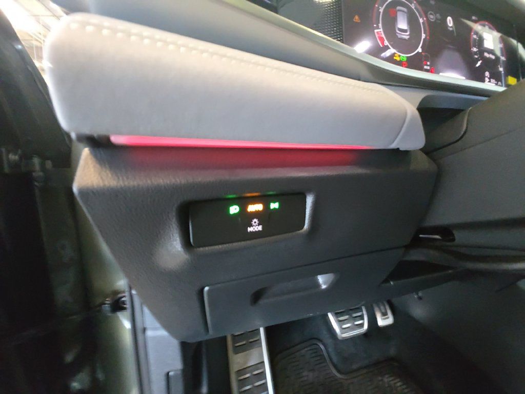 Used 2026 Volkswagen Tiguan SE R-Line AWD/4WD image 32