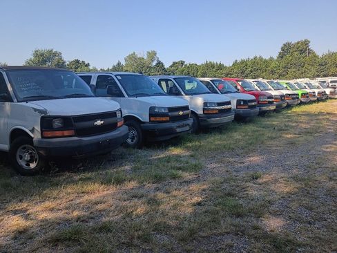 Used 2017 Chevrolet Express 2500 Extended RWD image 2
