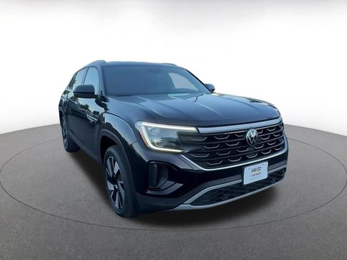 Used 2025 Volkswagen Atlas Cross Sport SE image 3