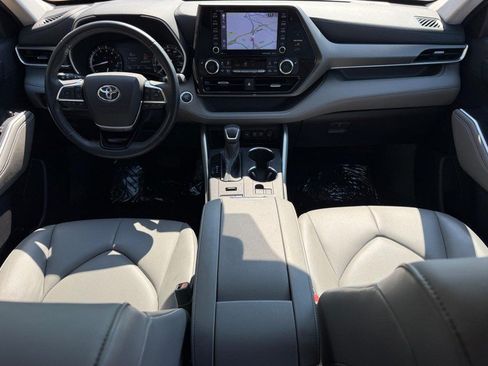 Used 2021 Toyota Highlander XLE AWD/4WD image 17
