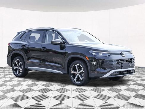 Used 2025 Volkswagen Tiguan SE image 9