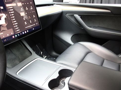 Used 2023 Tesla Model Y Performance image 38