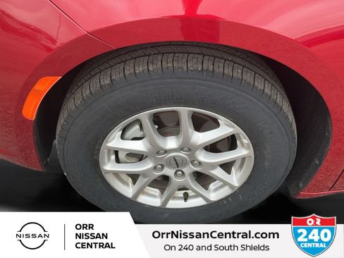 Used 2025 Chrysler Pacifica Select FWD image 9