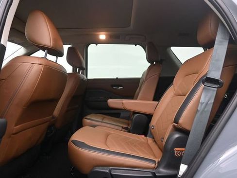 Used 2024 Nissan Pathfinder Platinum FWD image 12