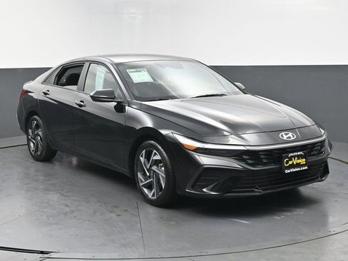 Used 2025 Hyundai Elantra Sport image 3