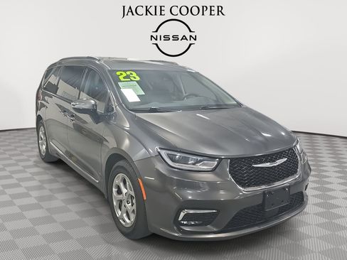 Used 2023 Chrysler Pacifica Limited image 3