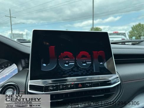 Used 2025 Jeep Compass Trailhawk AWD/4WD image 27