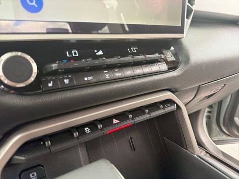 Used 2025 Toyota Tundra Limited AWD/4WD image 34