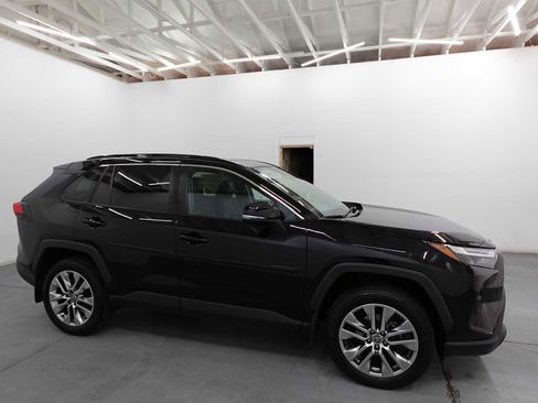 Used 2023 Toyota RAV4 XLE Premium image 4