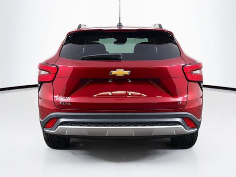 Used 2025 Chevrolet Trax LT w/ LT Convenience Package image 6
