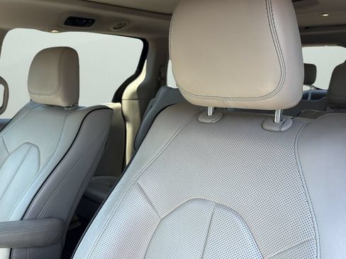 Used 2018 Chrysler Pacifica Limited w/ Advanced Safetytec Group FWD image 9