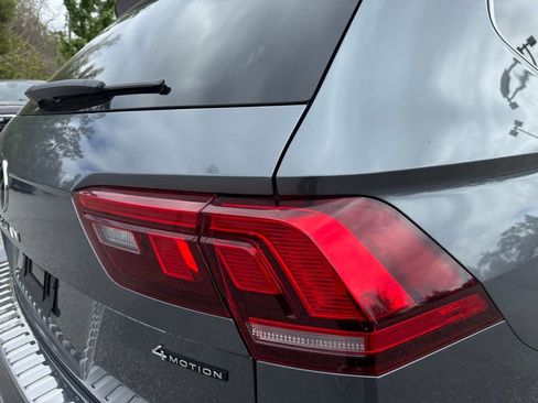 Used 2022 Volkswagen Tiguan SE w/ Panoramic Sunroof Package image 11