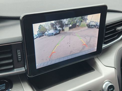 Used 2022 Ford Explorer XLT w/ Equipment Group 202A AWD/4WD image 9