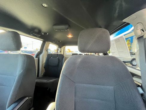 Used 2016 Dodge Grand Caravan SE image 17