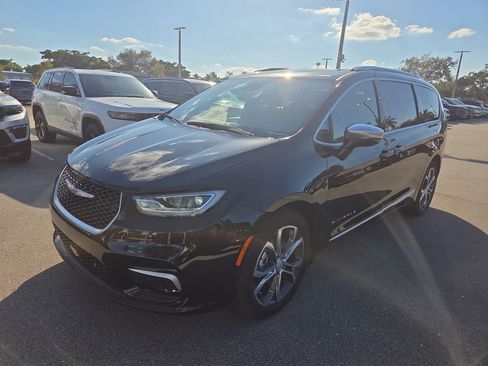 New 2026 Chrysler Pacifica Pinnacle w/ Trailer Tow Group FWD image 9