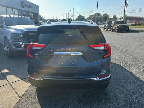 Used 2024 GMC Terrain SLT w/ Tech Package image 9