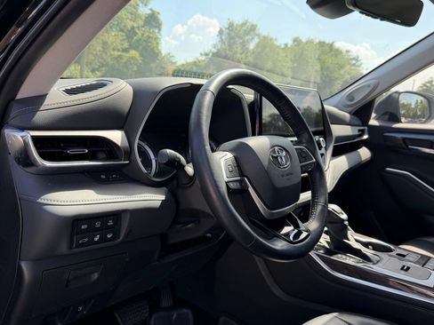 Used 2022 Toyota Highlander Limited FWD image 10