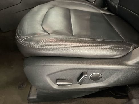 Used 2018 Ford Explorer XLT w/ Equipment Group 202A AWD/4WD image 12