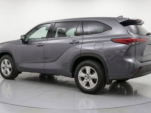 Used 2025 Toyota Highlander LE FWD image 6