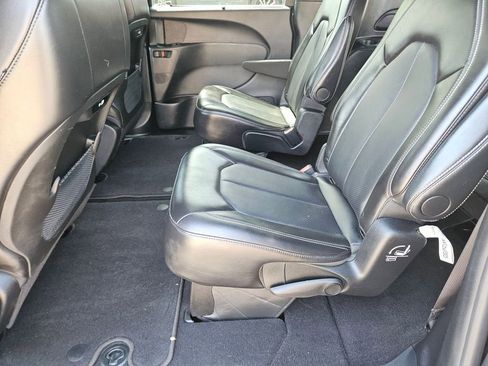 Used 2025 Chrysler Pacifica Select image 25