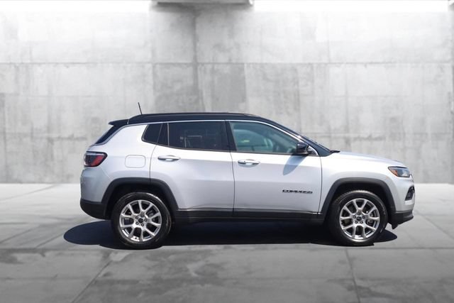 Used 2025 Jeep Compass Limited AWD/4WD image 5