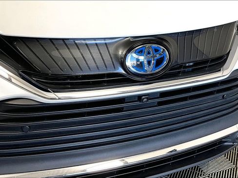 Used 2023 Toyota Venza Limited image 28