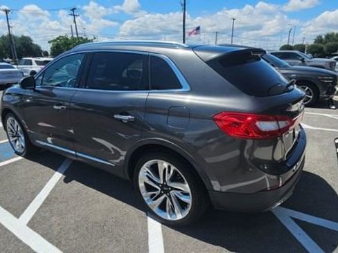 Used 2018 Lincoln MKX Reserve w/ Driver Assistance Package FWD image 3