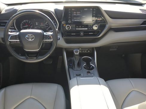 Used 2021 Toyota Highlander XLE image 13