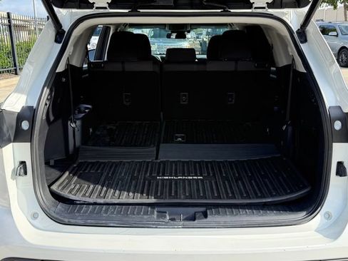 Used 2021 Toyota Highlander LE FWD image 30