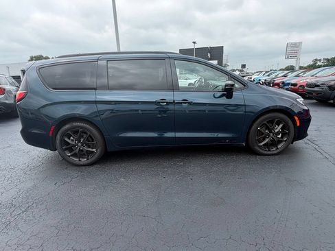 Used 2025 Chrysler Pacifica Limited FWD image 11