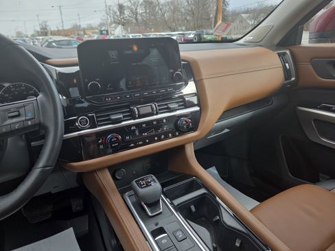 Used 2022 Nissan Pathfinder Platinum w/ Cargo Package image 23