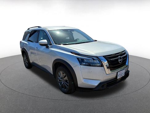 Used 2025 Nissan Pathfinder SV image 1