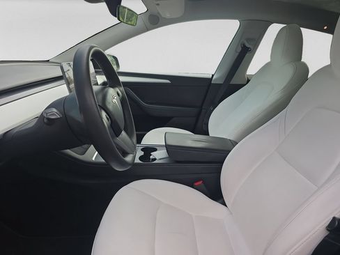 Used 2024 Tesla Model Y Long Range RWD image 14
