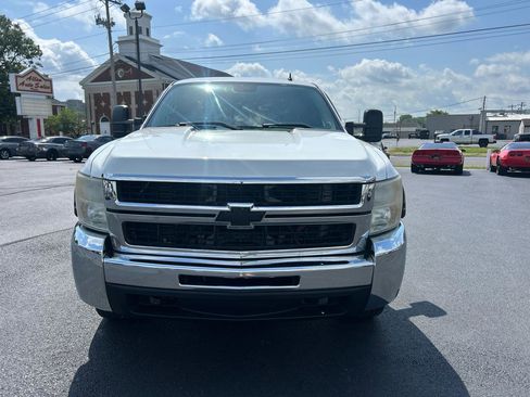 Used 2009 Chevrolet Silverado 2500 W/T AWD/4WD image 2