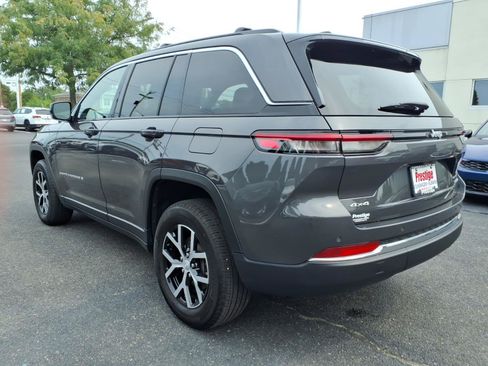 Used 2025 Jeep Grand Cherokee Limited AWD/4WD image 4