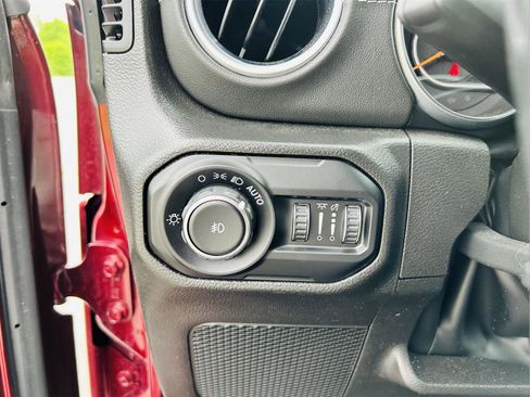 Used 2022 Jeep Wrangler Unlimited Sahara w/ LED Lighting Group image 17