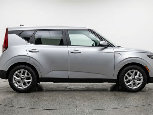 Used 2025 Kia Soul LX w/ LX Technology Package FWD image 11